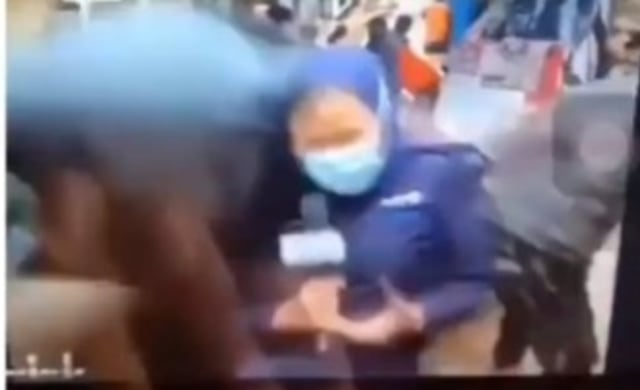 Viral reporter TV swasta bernama Disa Amora tetap selamatkan mikrofonnya meski dirinya terjebur ke air saat live melaporkan bencana banjir di Jakarta. (Foto: Instagram/@makassar_iinfo)
