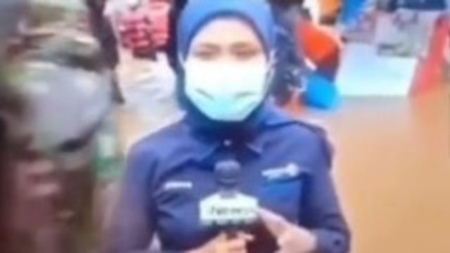 Haru, Reporter Selamatkan Mikrofonnya Meski Dirinya Terjatuh saat Live Banjir (153764)