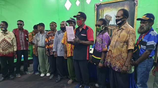 13 kepala suku pegunungan tengah Papua yang berada di Keerom. (BumiPapua.com/Katharina)