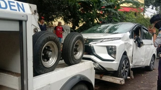 Petugas Suku Dinas Perhubungan Jakarta Selatan membantu mengevakuasi mobil milik warga yang terdampak banjir, Sabtu (20/2/2021). Foto: Sudin Perhubungan Jakarta Selatan/HO ANTARA