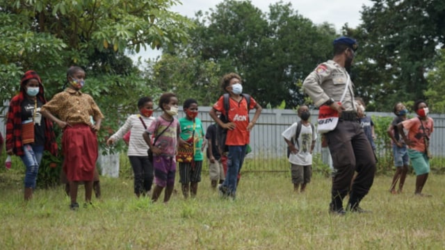 Program polisi mengajar di sekolah di Kwamki Narama, Mimika. (Dok Polda Papua)