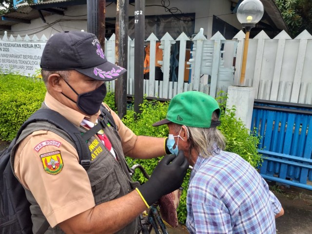 Kwarran Cibinong saat memberikan masker ke pelangar protokol kesehatan Covid-19. (Kominfo Kwarcab Bogor)