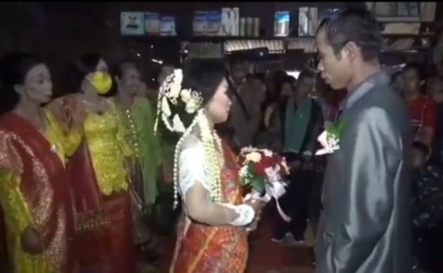 Viral pengantin pria di Sidikalang, Sumatera Utara, tak tahu cium istri di pernikahan. (Foto: Instagram/@ndorobeii)