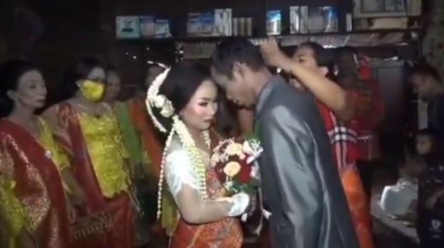 Viral Pengantin Pria Tak Tahu Caranya Cium Istri, Ternyata Ini Masalahnya (551431)