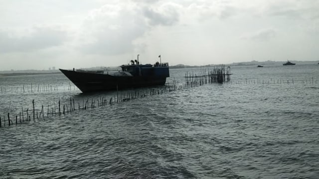 Kapal kayu yang dikejar Bea Cukai Batam kandas di perairan Nongsa, Batam. Foto: Dok BC Batam