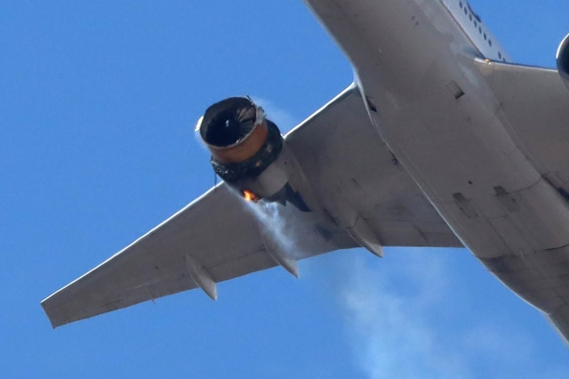 Pesawat United Airlines UA328 saat kembali ke Bandara Internasional Denver dengan mesin kanan terbakar setelah peringatan Mayday, di atas Denver, Colorado, AS Foto: Hayden Smith/@speedbird5280/Handout via REUTERS