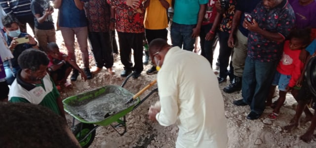 Letakan Batu Pertama Gedung Gereja, Bupati: Bangun Gereja Bangun Harga Diri (47185)