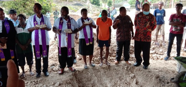 Letakan Batu Pertama Gedung Gereja, Bupati: Bangun Gereja Bangun Harga Diri (47186)