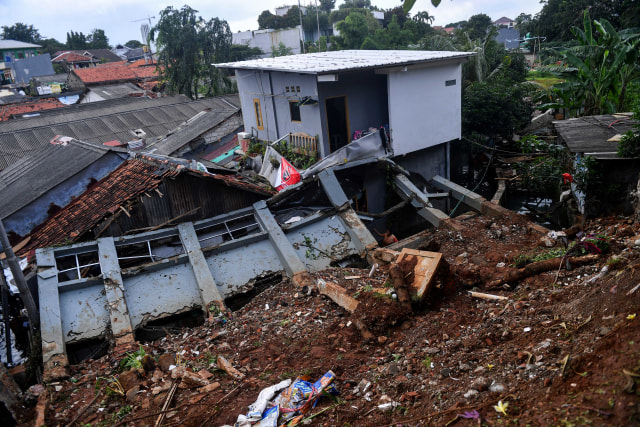 10 Kecamatan Di Jakarta Rawan Tanah Longsor, Kenali Cirinya | Kumparan.com