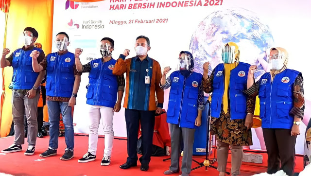 Pemberian dan pengenaan rompi terhadap 6 perwakilan PJLP oleh Plt. Ketua DLH, Syaripudin dalam acara peringatan Hari Peduli Sampah Nasional dan Hari Bersih Indonesia, Minggu (21/2). (Foto: Dokumentasi pribadi)