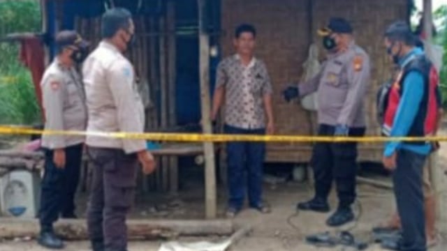 POLISI saat melakukan rekonstruksi dan memasang garis polisi di rumah tinggal MAB dan istrinya bersama dua anak tirinya di Kecamatan Tualang Mandau, Bengkalis, Riau. 