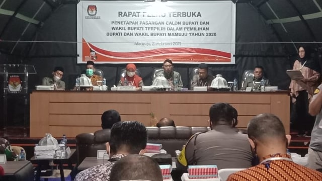 KPU Mamuju menggelar rapat pleno penetapan pasangan Sutinah Suhardi dan Ado Mas'ud sebagai Bupati dan Wakil Bupati Mamuju terpilih. Foto: Awal Dion/SulbarKini