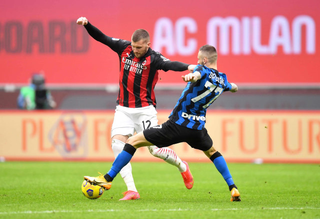 Pertandingan antara AC Milan vs Inter Milan di San Siro, Milan, Italia. Foto: Daniele Mascolo/Reuters