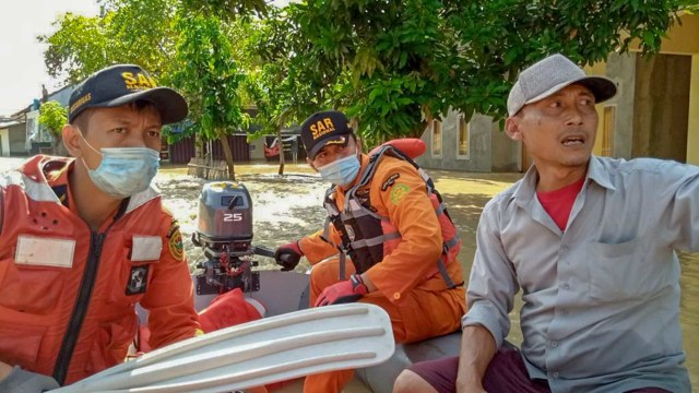 Basarnas Evakuasi 30 Warga Bekasi Terdampak Tanggul Citarum Jebol (24290)