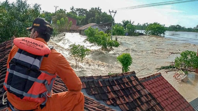 Basarnas Evakuasi 30 Warga Bekasi Terdampak Tanggul Citarum Jebol (24291)
