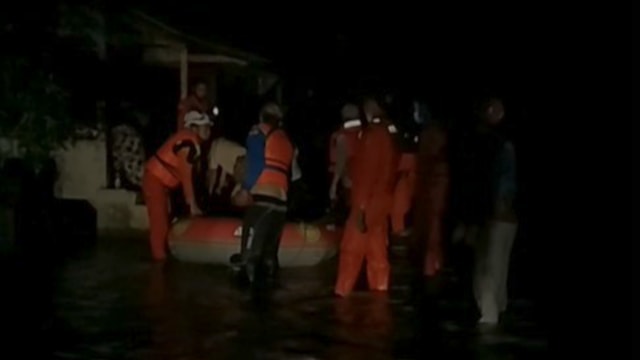 Basarnas turunkan personil untuk mengevakuasi warga terdapak banjir akibat tanggul sungai Citarum yang jebol. Foto: Dok. Basarnas