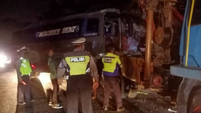 Polisi berada di lokasi kecelakaan bus dan mobil Avanza di Kota Tebing Tinggi, Sumatera Utara. Foto: Dok. Istimewa