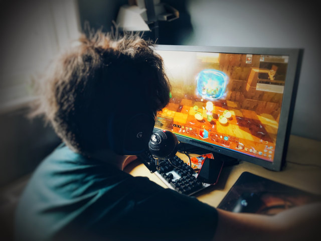 Seorang anak bermain video game. Foto: Ulricaloeb via Flickr