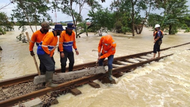 Petugas KAI melakukan perbaikan jalur rel yang rusak akibat banjir. Foto: KAI/HO ANTARA