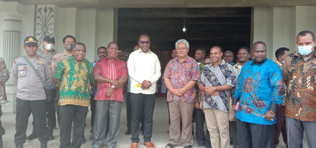 Bupati Maybrat Sumbang Rp 135 Juta Untuk Pembangunan Gereja Katolik (129800)