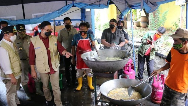 Gubernur DKI Jakarta Anies Baswedan meninjau dapur umum di posko pengungsian di GOR Otista, Jakarta Timur, Minggu (21/2). Foto: Instagram/@aniesbaswedan