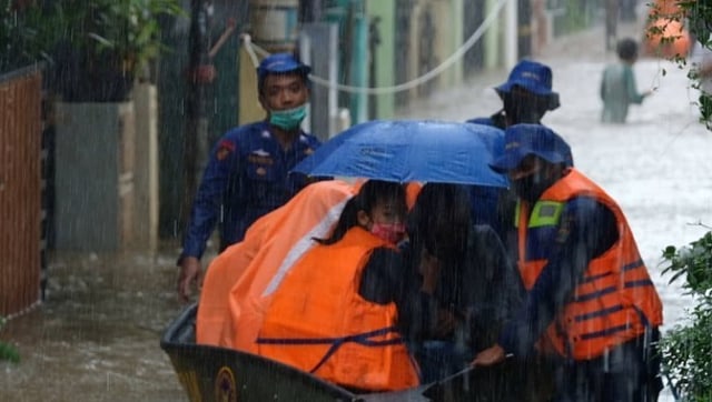 Petugas mengevakuasi korban banjir di Jakarta. Foto: Instagram/@aniesbaswedan