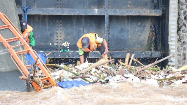 Petugas kebersihan membersihkan sampah banjir di Jakarta. Foto: Instagram/@aniesbaswedan