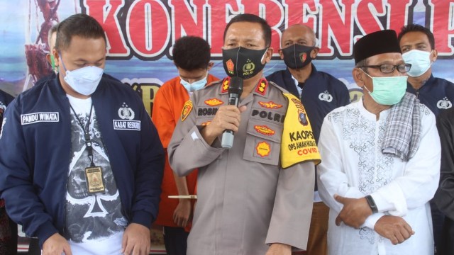 Polisi saat memaparkan kasus penistaan agama yang dilakukan tersangka Acong di Serdang Bedagai, Sumatera Utara. Foto: Dok. Istimewa