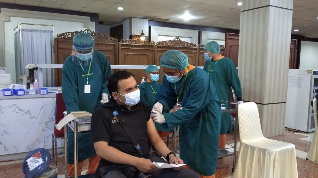 Pelaksanaan vaksinasi corona tahap dua bagi pelayan publik di Jawa Tengah, Senin (22/2). Foto: kumparan