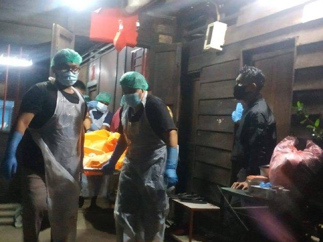Jasad Aping dievakuasi petugas usai ditemukan gantung diri di kamar kos, Pelantar Mami, Tanjungpinang. (Foto: ist)