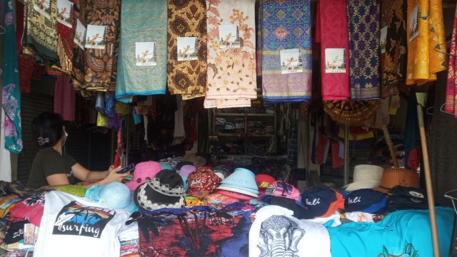Setelah Imbauan Gubernur, Penjualan Endek di Pasar Kumbasari Belum Meningkat (33747)