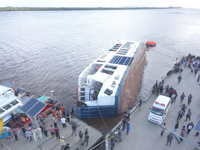 Sebuah ambulans siaga di dekat lokasi feri KMP Bili yang terbalik. Foto: Syarif Kurnia Sandi