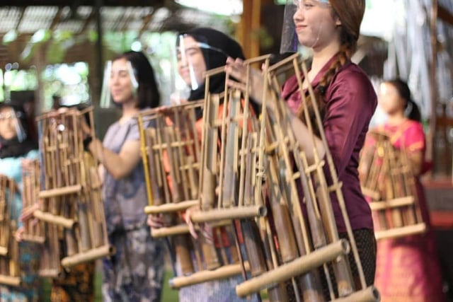 Alat musik Jawa Barat, Angklung Foto: instagram,com/budayabudayakita