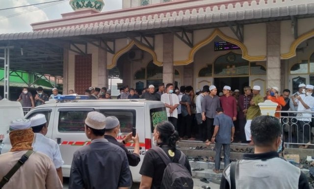 Warga mensalatkan korban kecelakan mobil Avanza di Sumut. Foto: Dok. Istimewa