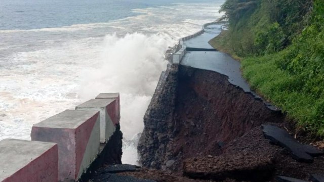 Gelombang Tinggi Kembali Terjang Pesisir Pantai Kabupaten Sitaro (42607)