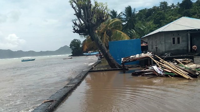 Gelombang Tinggi Kembali Terjang Pesisir Pantai Kabupaten Sitaro (42608)