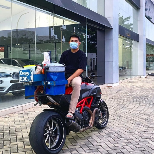 Jualan siomay menggunakan Ducati. Foto: Instagram/theornj