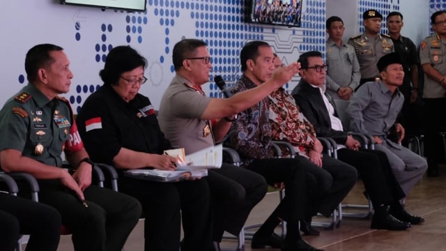 KAPOLDA Riau, Irjen Pol Agung Setya Imam Effendi saat menjelaskan penggunaan teknologi aplikasi dashboard Lancang Kuning kepada Presiden Joki Widodo, 2020 silam. 