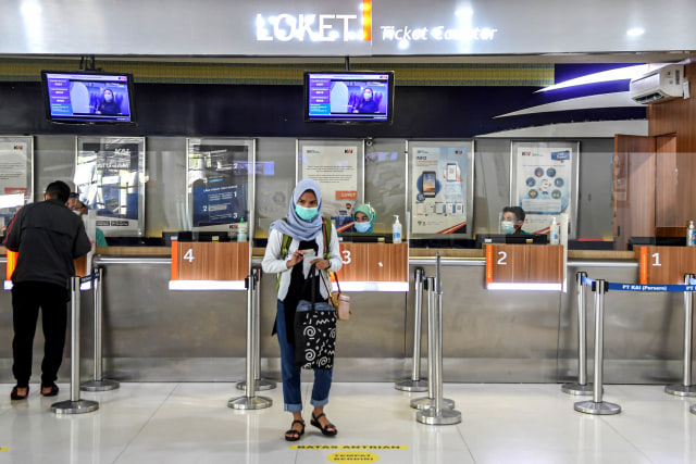 Sejumlah calon penumpang melakukan pembatalan perjalanan kereta api di Stasiun Pasar Senen di Jakarta, Senin (22/2). Foto: M Risyal Hidayat/Antara Foto