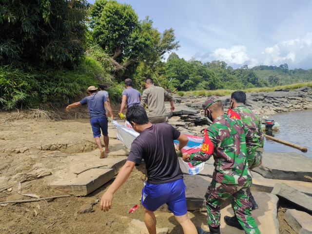 TNI-Polri bersama warga mengevakuasi jasad pria di Ambalau yang tewas saat menyetrum ikan. Foto: Dok. Polres Sintang
