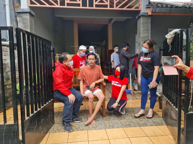 Juru bicara DPP PSI, Sigit Widodo, bersama Ketua DPD PSI Kota Bekasi, Tanti Herawati, mengunjungi warga tunanetra korban banjir di Jatiasih, Kota Bekasi, Jawa Barat.