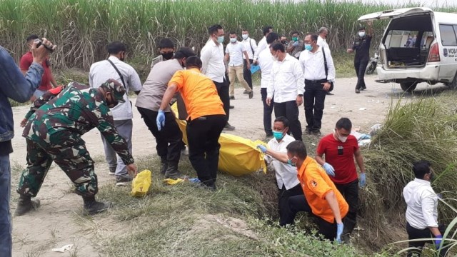 Mayat pasutri yang ditemukan tewas di parit, yang bersebelahan dengan Ladang Tebu, di Kota Binjai, Medan, Sumatera Utara.
 Foto: Dok. Istimewa