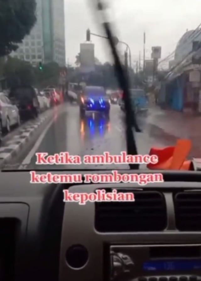 Viral mobil rombongan perwira kepolisian di Jakarta Selatan memberi jalan kepada ambulans. (Foto: Instagram/@indocarstuff)
