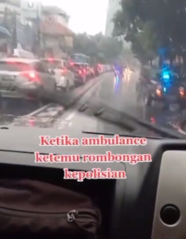 Mobil Ini Lawan Arah dan Bikin Iring-iringan Polisi Menepi di Jalan Raya (85103)