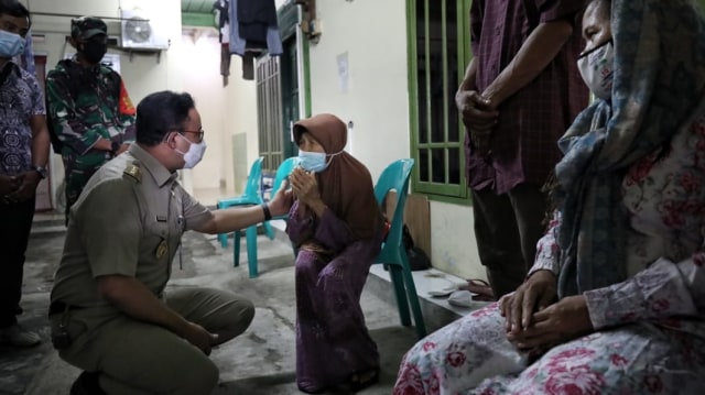 Gubernur DKI Jakarta Anies Baswedan bertakziah ke rumah duka korban meninggal akibat banjir di dekat RPTRA Kembangan Utara. Foto: PPID DKI Jakarta