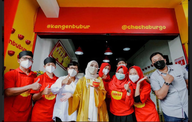 Chacha Frederica membuka Charburgo (Chacha Bubur Goreng) di kawasan Radio Dalam, Jakarta Selatan pada Minggu (21/2). Foto: Dok.Chaburgo