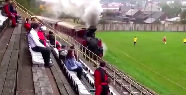 Ngakak, Pandangan Penonton Bola di Stadion Terhalang Kereta yang Melintas (227331)