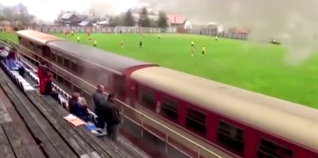 Ngakak, Pandangan Penonton Bola di Stadion Terhalang Kereta yang Melintas (227332)