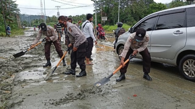 Hujan Deras, Jalan Raya Bambar Jayapura Tertutup Pasir dan Lumpur (31198)