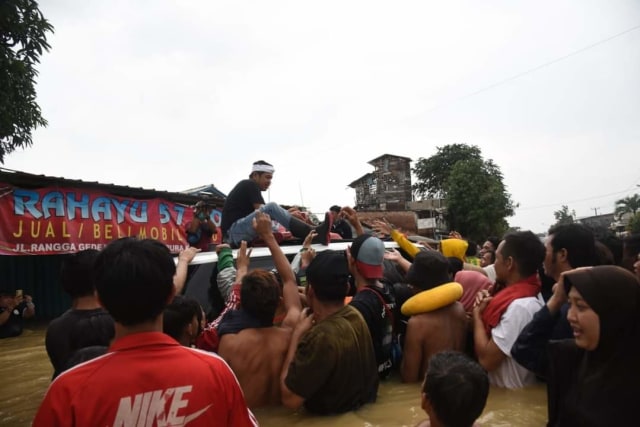 Seberapa Canggih SUV Mewah Dedi Mulyadi yang Dibuat Banjir-banjiran? (364632)